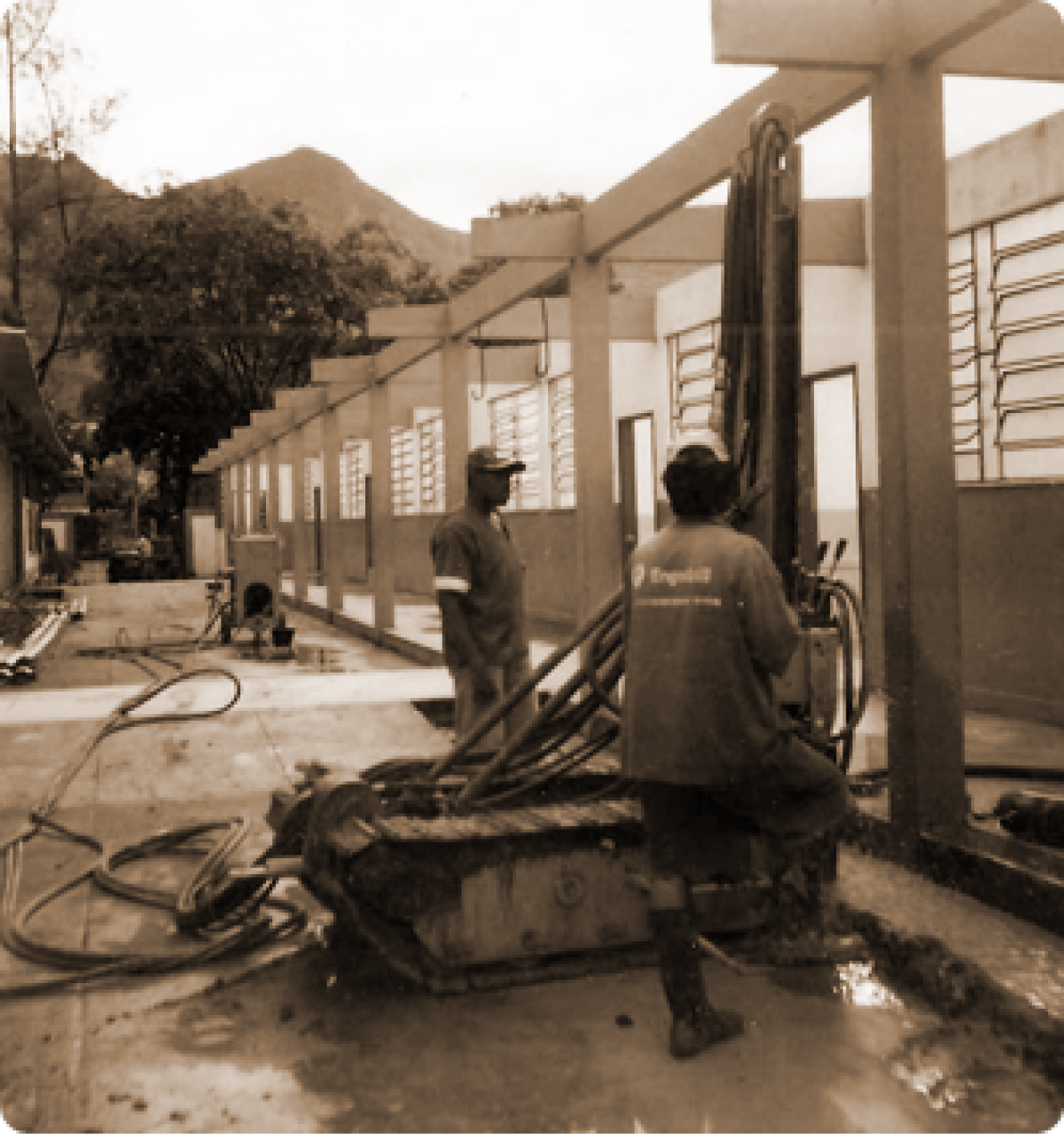 Estacas Raiz (ampliação de prédio)